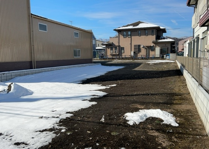 土地の面積＝住宅面積ではありません。建ぺい率の問題などで、土地のある場所によって住宅を建てられる面積は限られています。高さもしかり、「土地」という言葉の中には、建築条件も含まれると考えておきましょう。