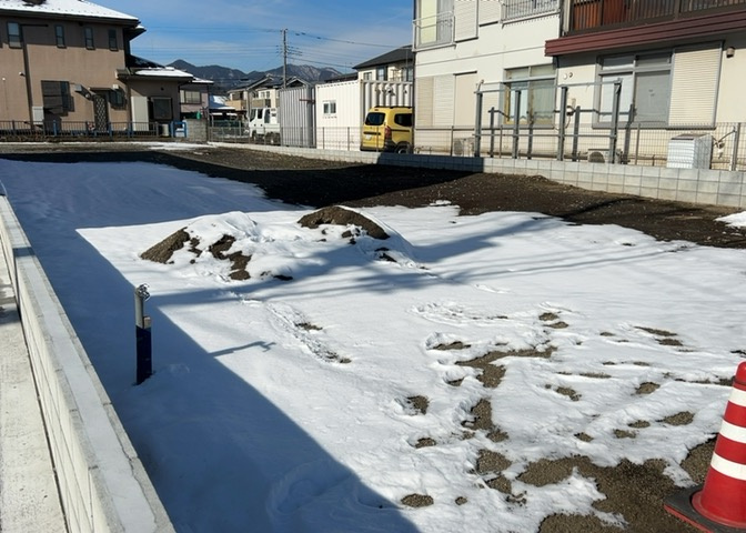 家を建てる場合、方位は要チェックです。現実的に日当たりのよい家ならばリビングは南側、建築基準法でも北側に当たる家への配慮は求められています。土地を見学に行く際は、方位磁針を持って行くようにしましょう。
