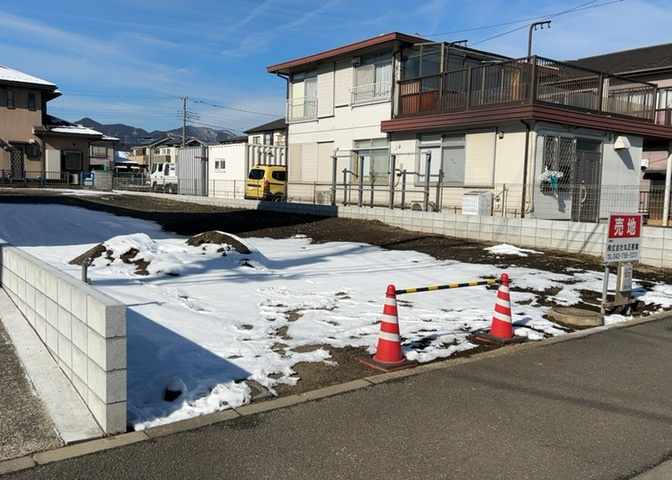 土地の前の道路に消火栓が設置されていることがあります。この場合、道路交通法第45条第1項により、駐車禁止の場所が指定されています。そのため、車庫などの駐車スペースをつくることができない場合があります。