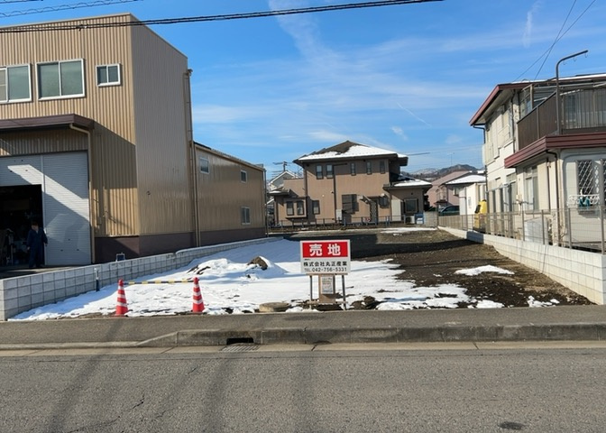 現地に行くなら、物件の周囲の地形がどうなっているかを見ることも大切です。周辺より低くなっている土地では、大雨などで水が集まりやすいため、地盤が弱くなっているということも考えられるため、注意が必要です。
