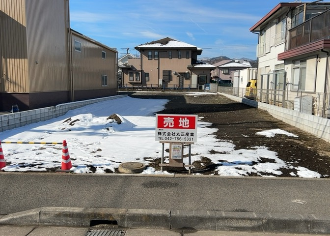 土地購入を検討されている場合、境界杭がない状態で購入してしまうと境界確定測量をする必要があり、費用がかかります。購入の前に、売主、隣土地所有者立ち合いのもと境界を確定し境界杭を設置するのがベストです。