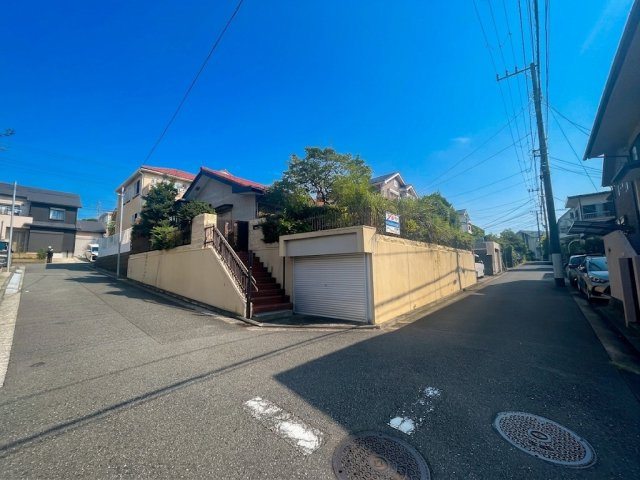 京急本線の快速特急停車駅「金沢文庫」駅、急行停車駅の「能見台」駅の2駅利用可能です。「海の公園」や「野島公園」等、自然が多くて住環境の良い金沢区内の住宅街に位置しております。
