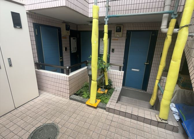 物件によっては、入居者が個人的に使用できる専用庭がついているものもあります。また、住宅の中にある土間の部分を庭と呼ぶこともあります。庭の用途は住む人によって変わり、それによってデザインもさまざまです。