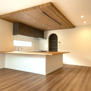 【施工例】家族が集まるダイニングを中心に考えた住まい。カウンター裏の収納棚にもこだわり沢山、妥協無し