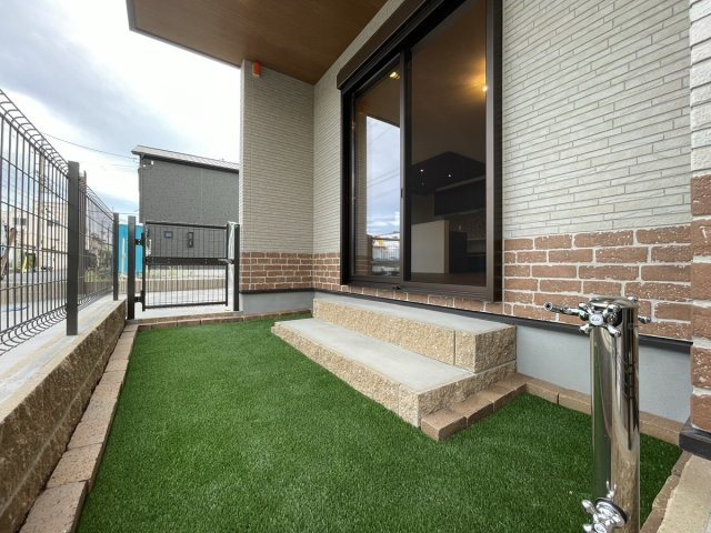 【施工例ドッグラン】お散歩に行けない雨の日も、のびのび過ごしてほしい。飼い主の優しさを形に