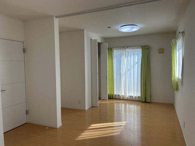 2階の洋室12帖は、間仕切り壁を設けることで6帖2部屋にする事ができます。家族構成に合わせて、間取りを変更することが可能です。