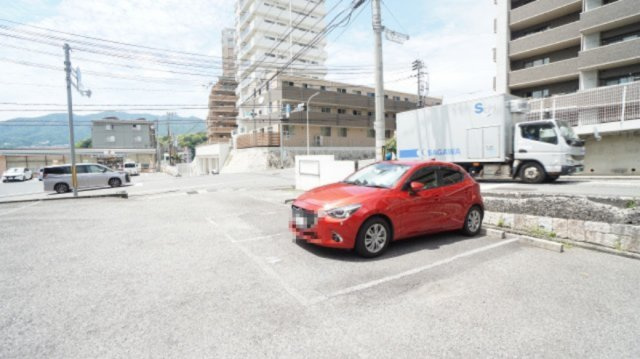 マンション前の外部駐車場1台ぶん9、000/月額を確保