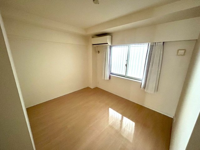 寝室でゆっくりと過ごすためにはベッド周りの適度な空間を担保することや窓の位置、照明の明るさ、寝室の広さなどを考える必要があります。自身や家族の構成とライフスタイルに併せて寝室にする部屋を選びましょう！
