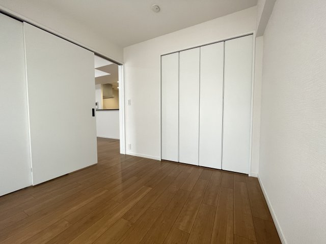大切なお子さまを見守りやすい引き戸の洋室は、子ども部屋としても。　