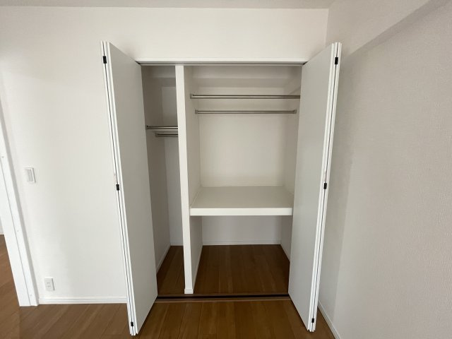 仕切りのあるクローゼットは、収納棚を追加しなくても、綺麗に整理整頓出来ます。　