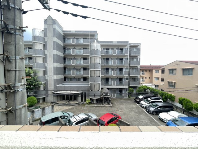 前面棟無しで南向きのバルコニーは、陽当たり・通風・眺望良好です。　