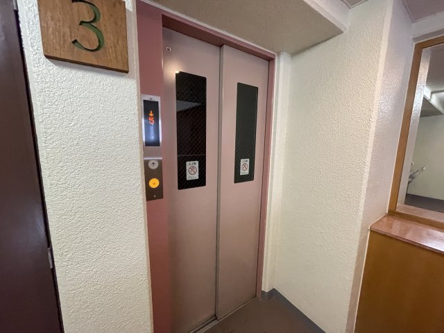 重たい荷物を持っていても、エレベーターがあれば安心です。　