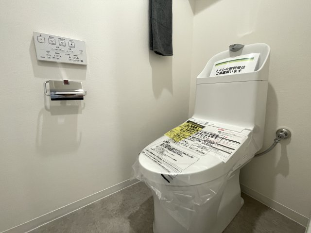 温水洗浄便座付きの清潔感あるトイレは、落ち着いた空間に。　