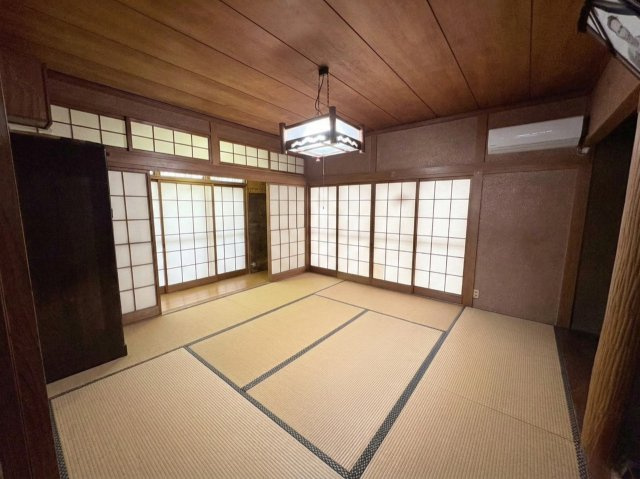 広々とした和室は、畳の落ち着いた雰囲気が魅力の空間。障子から柔らかな光が入り、和の趣を感じながらゆったりと過ごす。襖で隣の部屋と仕切ることができるため、用途に合わせて空間を広く使うことも可能。