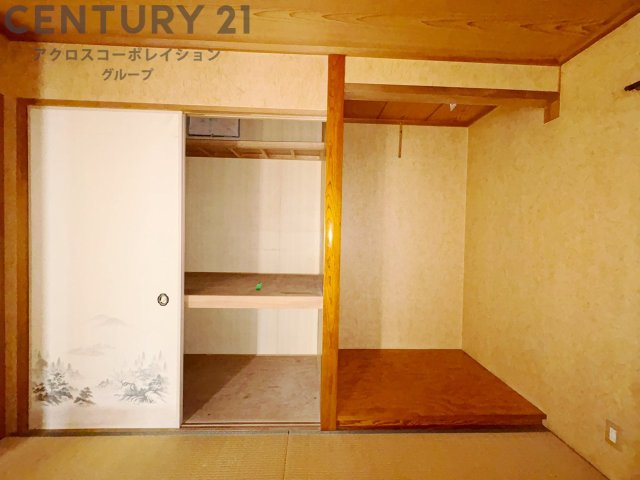 押入れは季節の衣類、寝具などを収納できます。伝統的な美しさと実用性が融合し、収納物を保護する調湿・換気効果があります。使い方によっては書類や小物なども効果的に整理でき空間を有効活用できます。