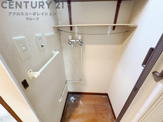 洗濯物の仕分け作業がしやすく、整理整頓が容易になります。洗濯音や湿気を他の部屋に持ち込まず、生活環境を快適に保ちます。上部を活用すれば収納スペースを確保でき洗剤や洗濯用品の整理もしやすくなります。