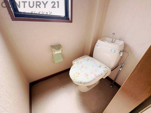 温水洗浄便座付トイレは温水洗浄機能により、暖かい水でおしりを洗浄することができ、冷たい水を使う従来の便座に比べ、温水洗浄機能で暖かいトイレを提供し、快適な使用を可能にします。