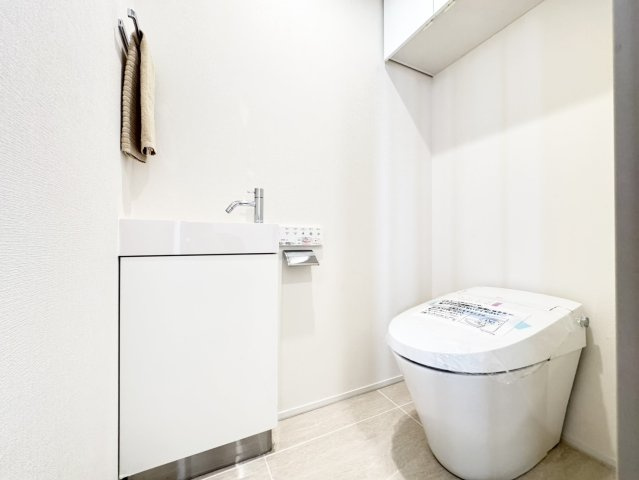 シンプルで清潔感のあるトイレ空間。毎日気持ちよくご利用いただけるよう、お手入れのしやすさにも配慮されています。