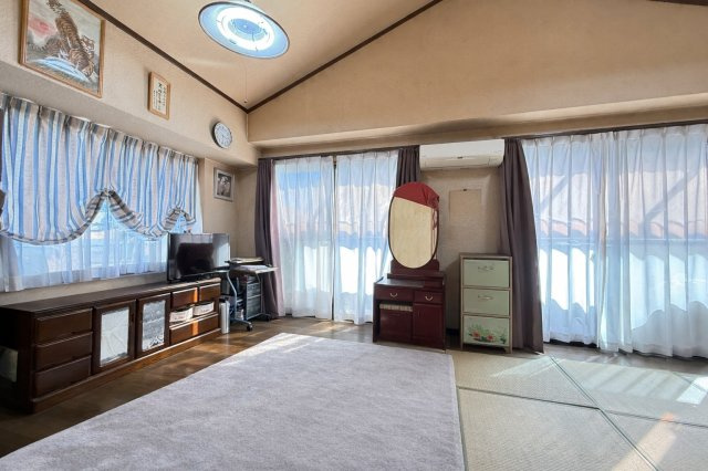 明るい洋室は、ゆったりとした広さが魅力。大きな開口部により開放感があり、くつろぎの空間としておすすめです。収納も備えられており、寝具や衣類の整理にも便利。ライフスタイルに合わせた使い方が可能です。
