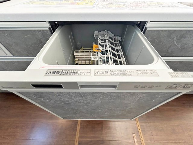 家事の手間を軽減する食洗機付きのキッチンです（施工例）