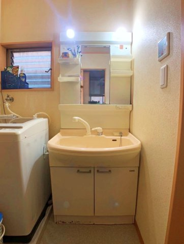 洗面所も窓付きで換気も安心です。シンプルで使いやすい洗面台です。