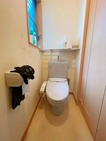 トイレは2か所ございます！それぞれ小窓付きです。