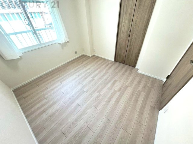 明るい色合いのフローリングとクロスを使用した洋室は家具やインテリアとも調和しやすく空間が広く感じられ開放感を生み出します。自然光を効果的に反射し、室内を明るく保つため、日中の照明使用を抑えられます。