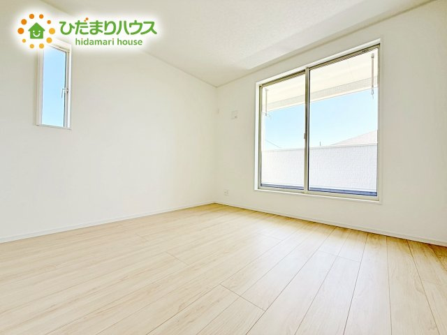 バルコニーに面していて、たっぷり光りの入る明るい主寝室です！