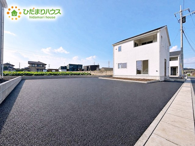 ゆったりとしたカースペースで、ファミリーカーや軽自動車もラクラク駐車出来ますね♪