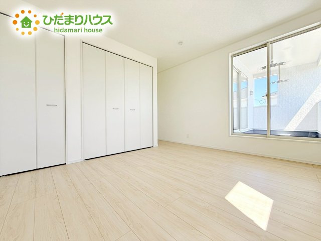 洗練された空間にやわらかい光が差し込み、お気に入りの家具や小物が映えます。