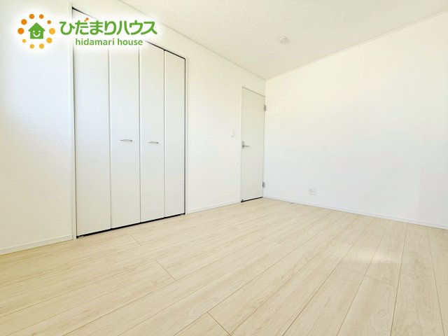 窓からそそがれる暖かみのある明るい空間。広々としたプライベート空間で自分の時間を楽しめます。フローリング仕様で普段のお掃除も楽々です。