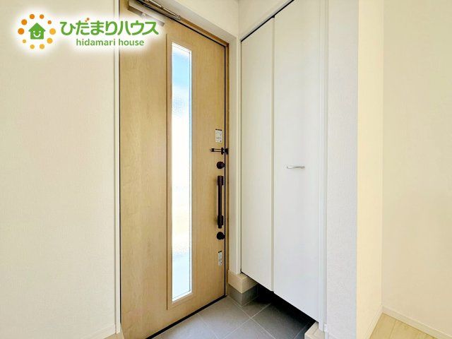 天井まであるシューズボックスは、家族全員の靴が入るため、散らかりがちな玄関もスッキリ片付きますね。