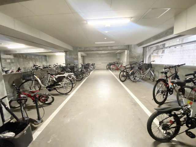 駐輪場は区画も広いので自転車の出し入れの心配もありませんね♪