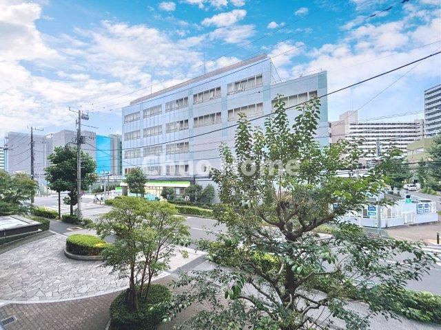 手を伸ばせば、ふれることが出来そうな環境が、そのままインテリアになったような印象です。その豊かな眺望にふさわしい空間には、通風・採光にも優れ、心地よい光と風があふれています