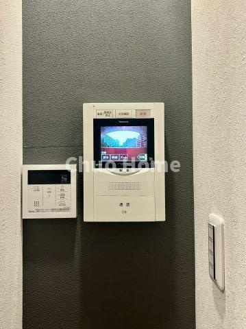 【モニターホン】誰が来たかすぐにわかるカラーモニター付きインターホン。通話ボタンを押すまでは室内の音は漏れていませんので相手を確かめてから応対できます。