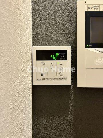 【給湯リモコン】外での一日を忘れさせてくれるオートバス機能でお好みの湯量・温度に調整された浴槽。
