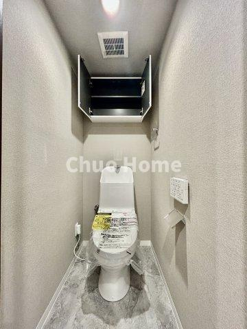 【トイレ】　収納スペースをしっかりと確保した温水洗浄便座機能付きトイレ。温水洗浄便座は清潔にお使いいただくための大切なアイテムです。