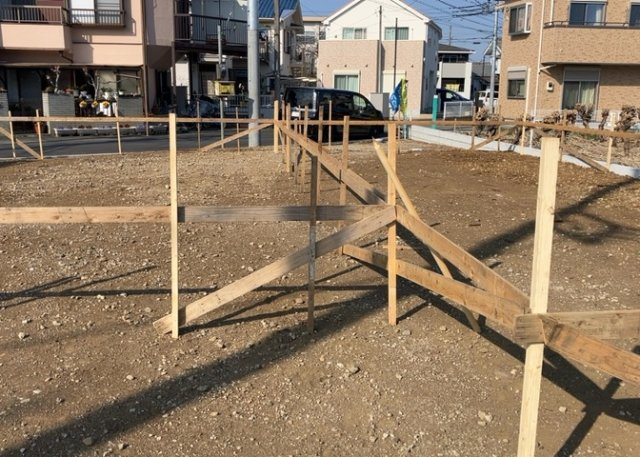 ベタ基礎とは、柱の位置に関係なく全体に基礎がある事を指し、面積が大きい分建物の重さを全体に分散できます。また、地面からの湿気や害虫を遮断でき、木造住宅で心配されるシロアリ被害を防ぐ効果も期待できます。