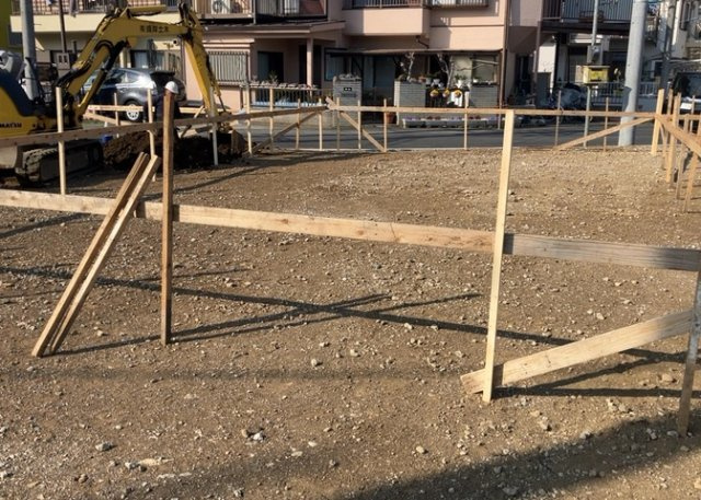 基礎パッキング工法とは、床下の換気確保のため基礎と土台の間に緩衝材を挟み込む工法です。土台の下に数十センチの間隔で設置されるため、全体的な隙間が生まれます。床下換気口に比べて高い通気性が確保されます。