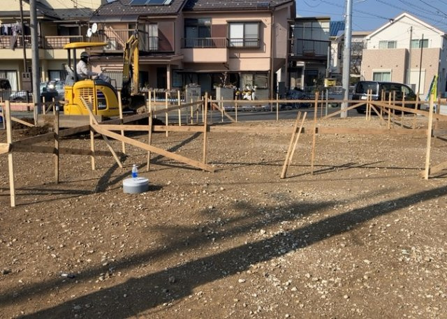 現地に行くなら、物件の周囲の地形がどうなっているかを見ることも大切です。周辺より低くなっている土地では、大雨などで水が集まりやすいため、地盤が弱くなっているということも考えられるため、注意が必要です。