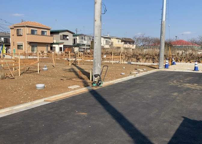 道幅が狭い場所は比較的土地の値段が低いことが多く、また交通量が少ないため騒音が少なく静かな環境で過ごせます。また、小さいお子様がいるご家庭も安心です。一方で車の駐車が難しいというデメリットもあります。