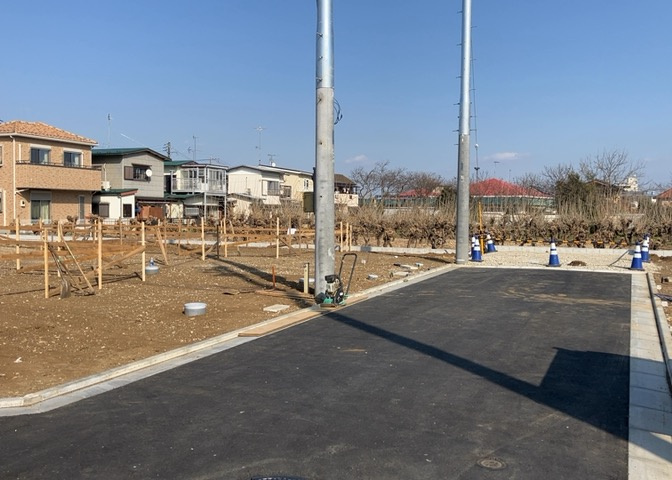 道幅が広い場所は日当たりや風通が良好です。幅が広いのですれ違いも可能ですし大きな車でも駐車可能！一方で、大型車が通ることも多くなるため交通量の増加により騒音に繋がります。また土地の値段が高くなります。
