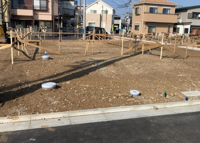 車一台あたりに必要なスペースは、標準サイズの普通自動車で横幅2m50cm、長さ5mは必要になります。ただし、乗降のことも考慮して横幅3m30cm、長さ5m50cmほどは確保できるところを選びましょう。