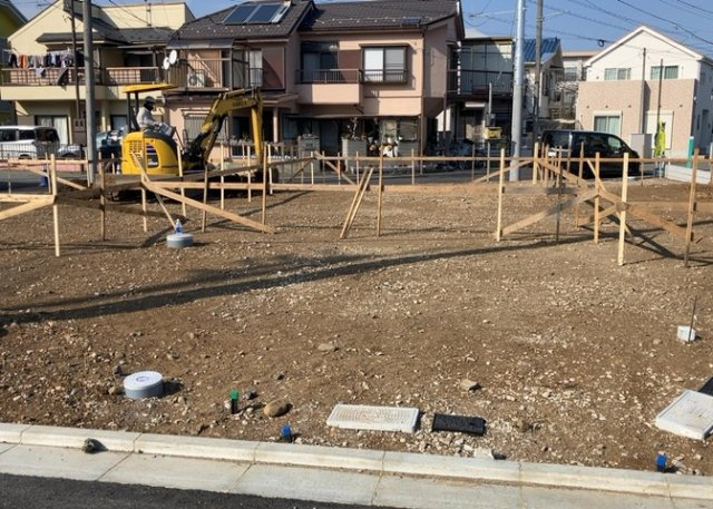 庭のある家に住むことのメリットとして、子どもたちの遊び場を確保できること、ガーデニングや家庭菜園を楽しめること、明るさを確保できることがあります。また、配置を工夫することでプライバシーが確保できます。