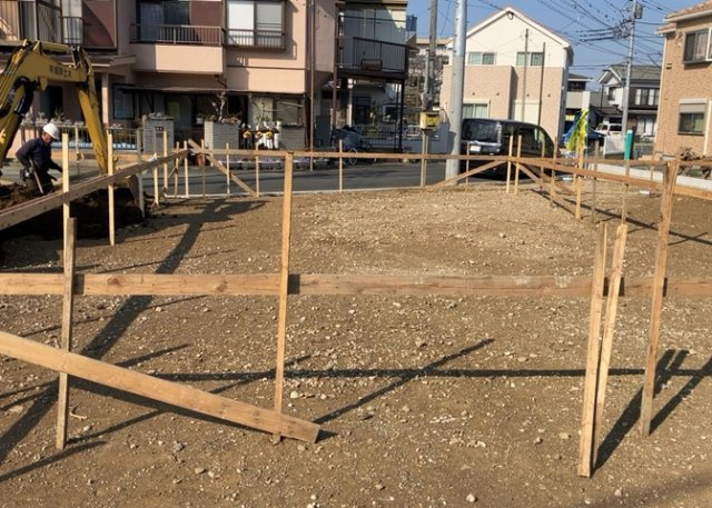 玄関は、狭すぎると複数人で使いにくく、広すぎても無駄な空間になりがちです。最低2畳を目安にして、家の広さとの兼ね合いや家族の人数を考慮して決めるとよいでしょう。現地を見学して快適な玄関を選びましょう！