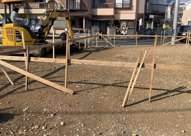 玄関ポーチにおいて最も重視すべきと言っても良いのが広さです。適切な広さの玄関ポーチでないと外見的なバランスは崩れてしまいますし、何より使いにくくなってしまいますので、現地で実際に下見をしてみましょう！