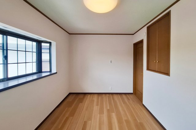 洋室1：約6帖のお部屋。バルコニーに面しており、主寝室としても使いやすい空間です。
