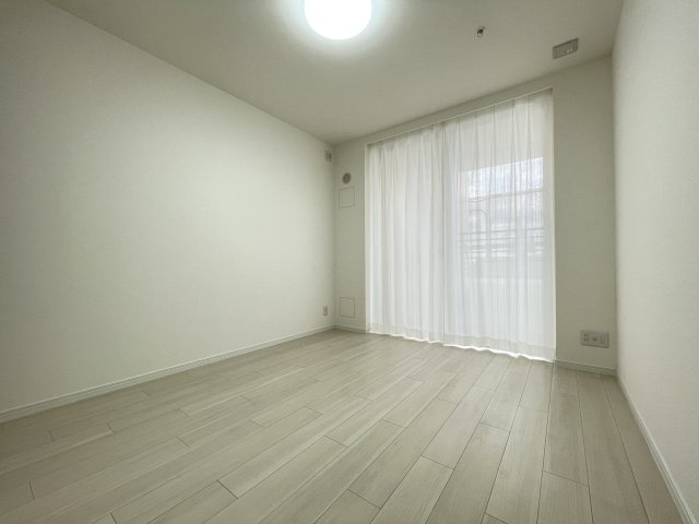大きな窓がついており、明るい寝室。爽やかな朝を迎えられそう。　