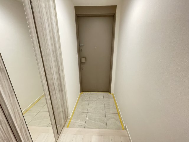 大きな鏡のついた玄関で、お出かけ前の身だしなみチェックもバッチリです。　