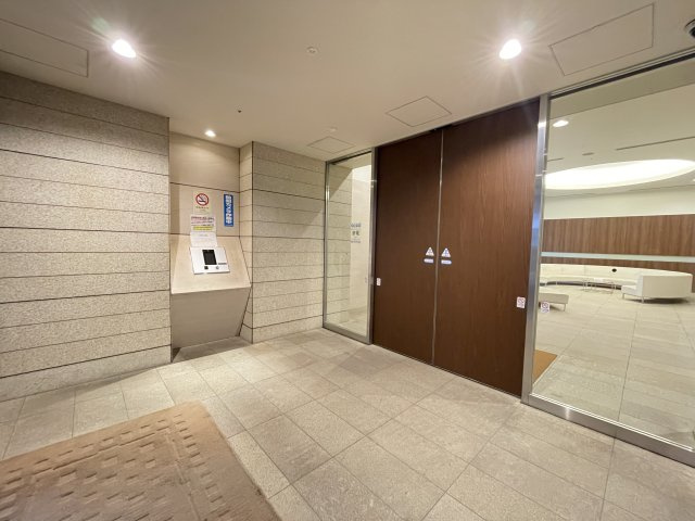 明るく広々としたエントランスが迎えてくれます。　